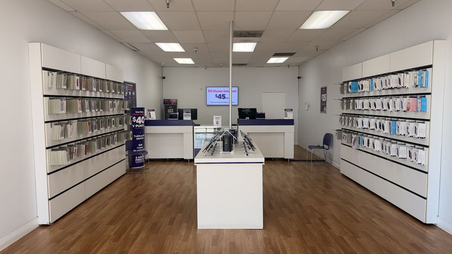 Metro by T-Mobile 111 Coors Blvd NW - 111 Coors Blvd NW 