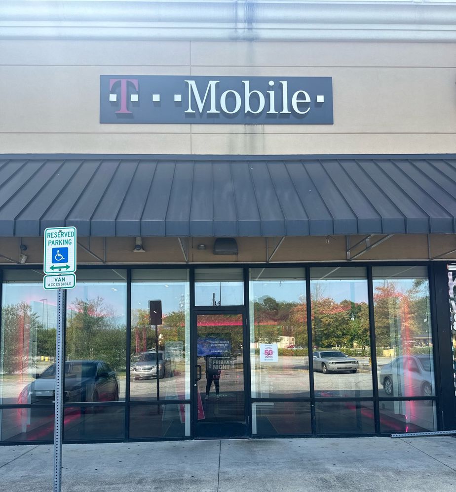  Exterior photo of T-Mobile Store at Victory Square, Columbus, GA 