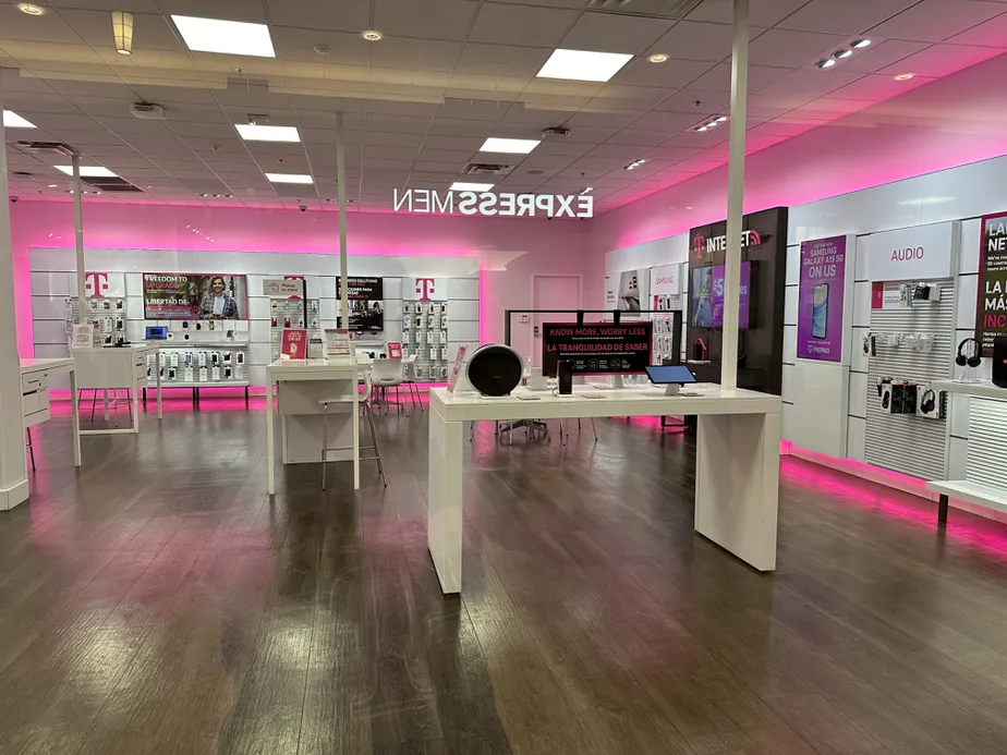 Foto del interior de la tienda T-Mobile en Mall Del Norte, Laredo, TX