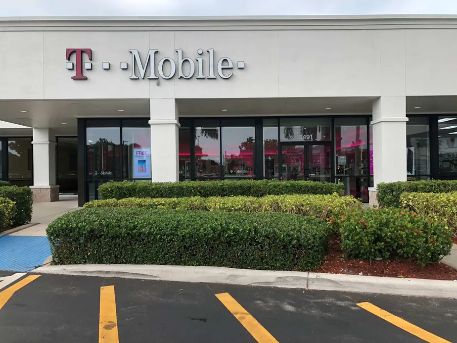 Exterior photo of T-Mobile store at Hwy 441 & Atlantic, Margate, FL