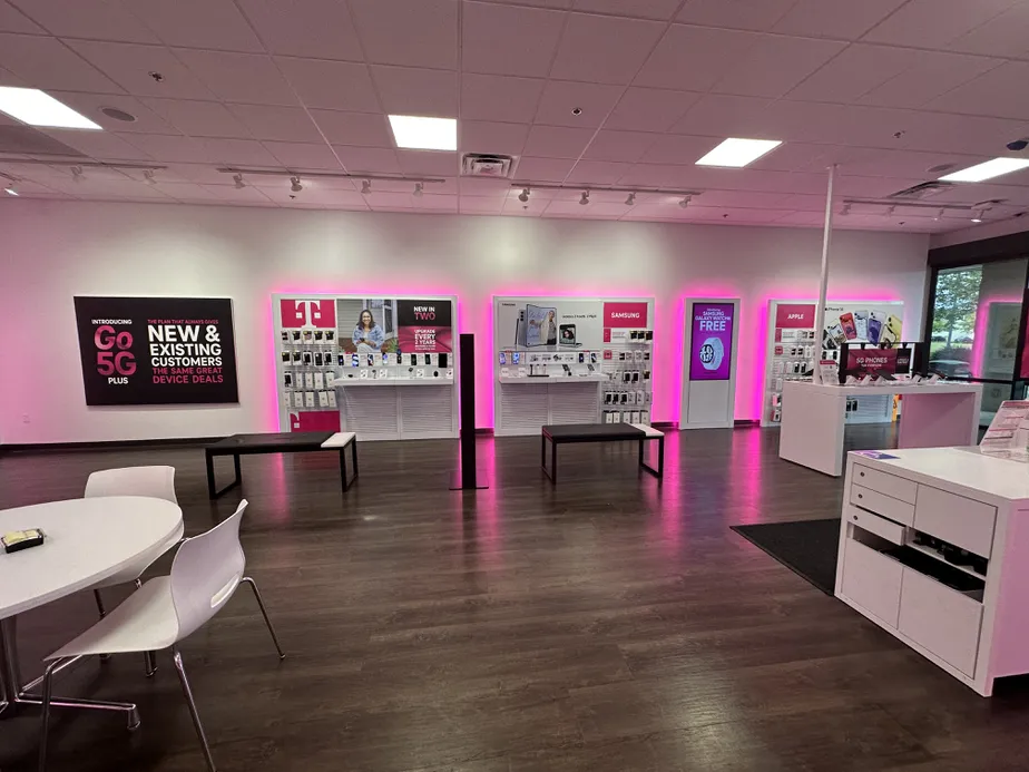 Foto del interior de la tienda T-Mobile en S Tuttle Rd & Burma Rd, Springfield, OH