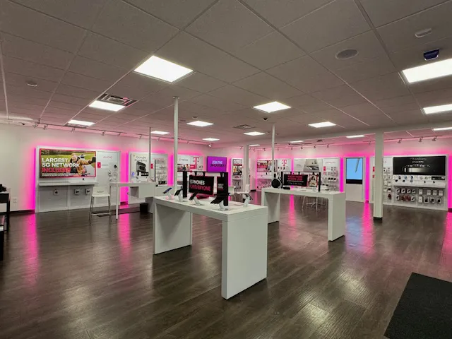 Foto del interior de la tienda T-Mobile en S Broad St & Cumberland Gallery Rd, New Tazewell, TN