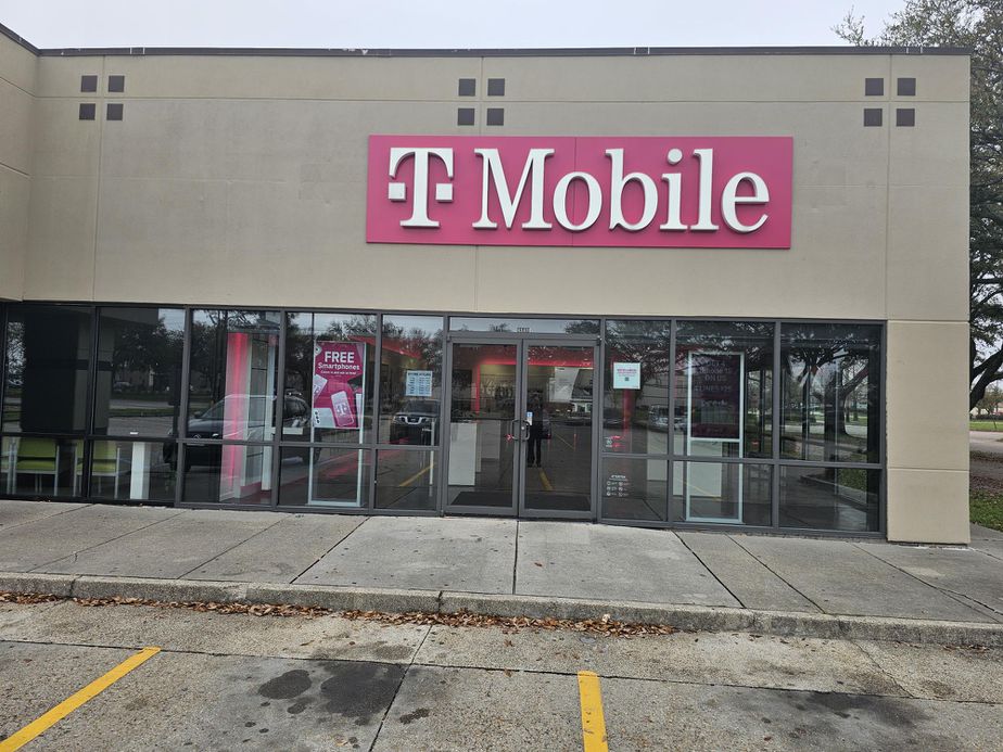 Exterior photo of T-Mobile Store at Barataria Blvd & Lapalco Blvd, Marrero, LA