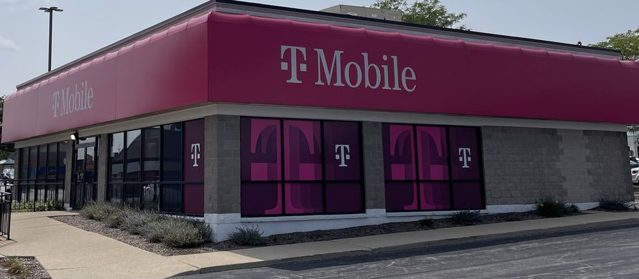 Exterior photo of T-Mobile Store at N Lake St & Il 31, Aurora, IL