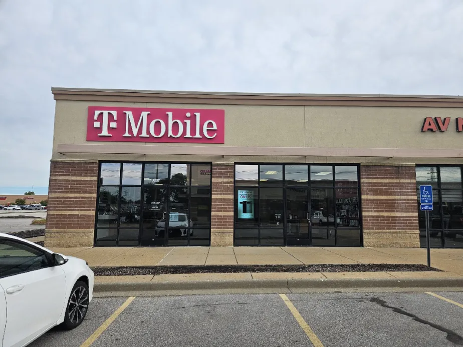  Exterior photo of T-Mobile Store at Hwy N & La Le Dr, Dardenne Prairie, MO 