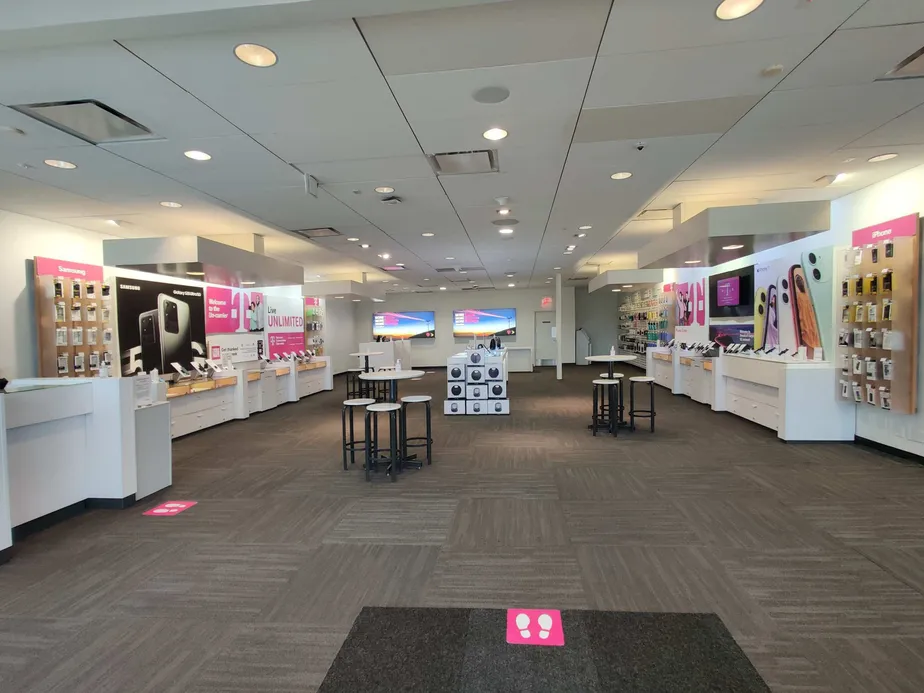 Foto del interior de la tienda T-Mobile en Baymeadows Rd & Peach Dr, Jacksonville, FL