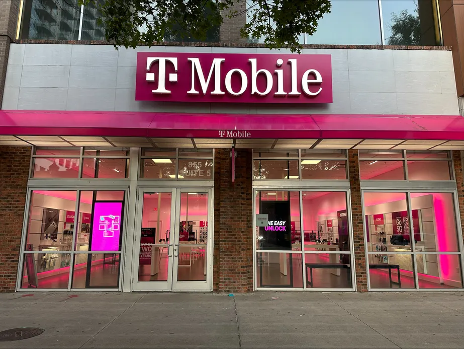 Exterior photo of T-Mobile Store at Peachtree & 6th, Atlanta, GA