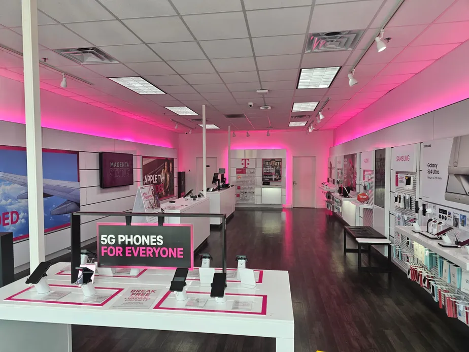Foto del interior de la tienda T-Mobile en London Rd & 21st Ave, Duluth, MN