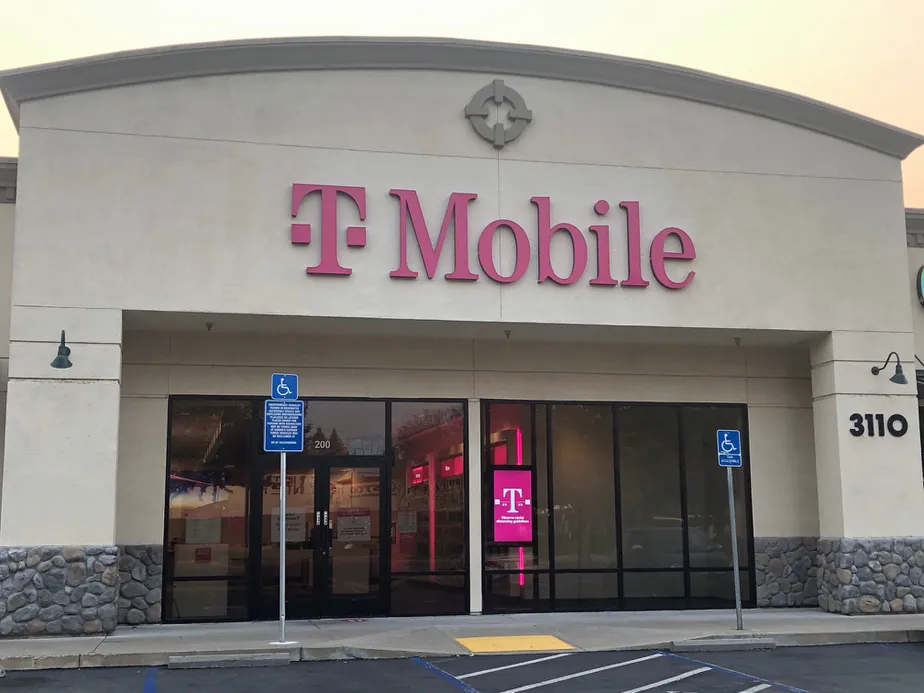 Foto del exterior de la tienda T-Mobile en Sunrise & White Rock, Rancho Cordova, CA