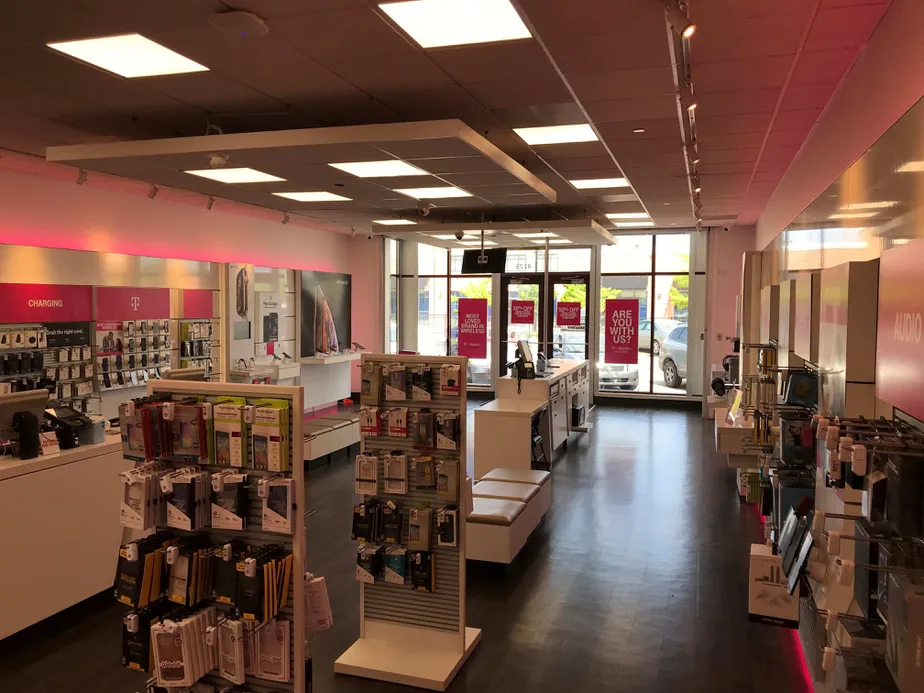 Foto del interior de la tienda T-Mobile en Capitol Drive & Fon Du Lac Ave., Milwaukee, WI