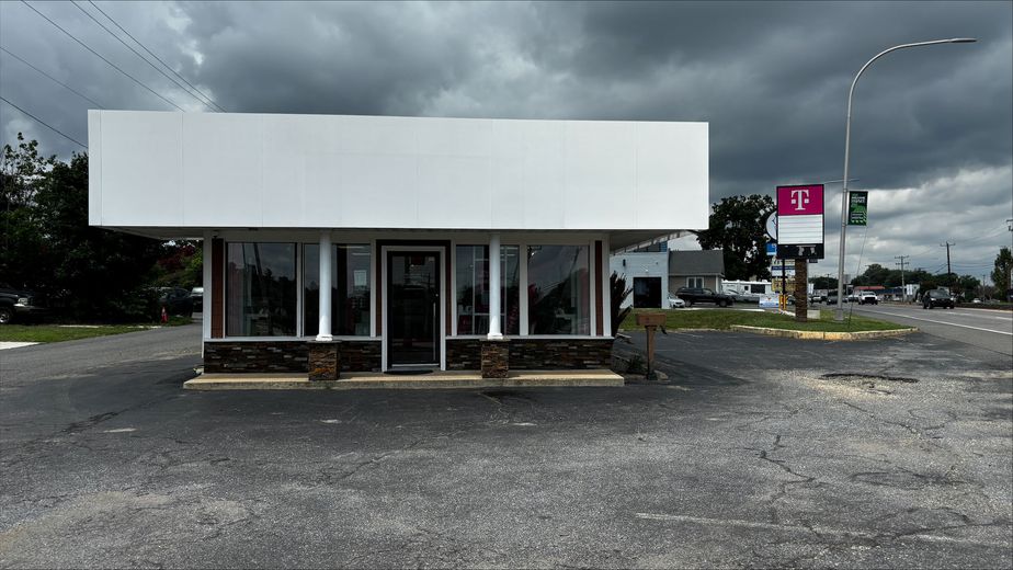 Exterior photo of T-Mobile Store at S Dupont Blvd & Fisher St, Smyrna, DE