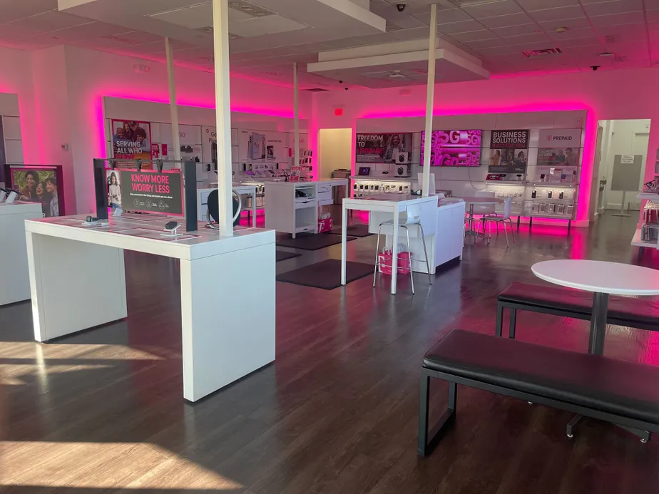  Interior photo of T-Mobile Store at Hwy 199 & Charbonneau, Lake Worth, TX 