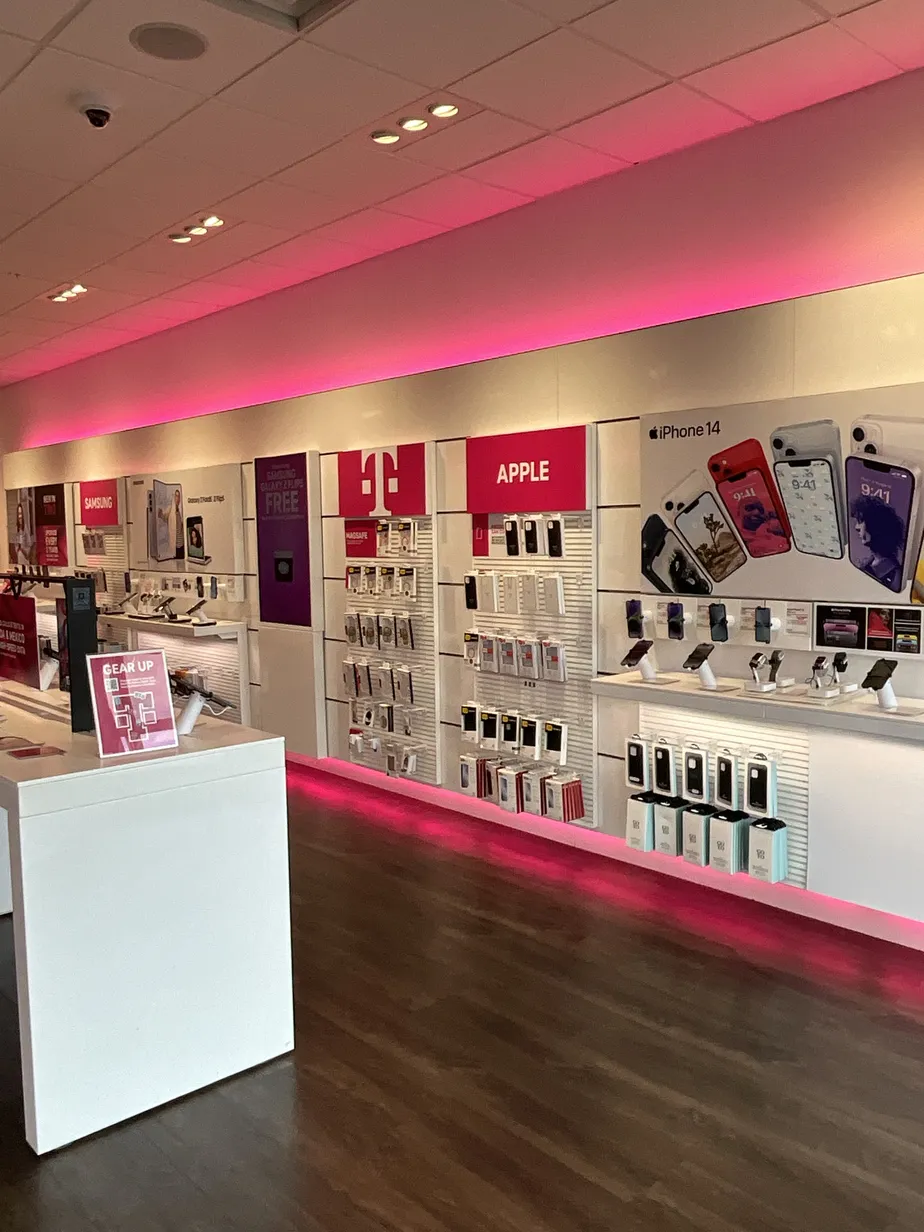 Foto del interior de la tienda T-Mobile en Towne Blvd & Village Drive, Middletown, OH