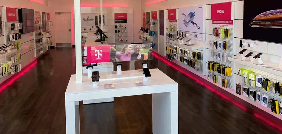  Interior photo of T-Mobile Store at Canton Rd & Triplett Blvd, Akron, OH 