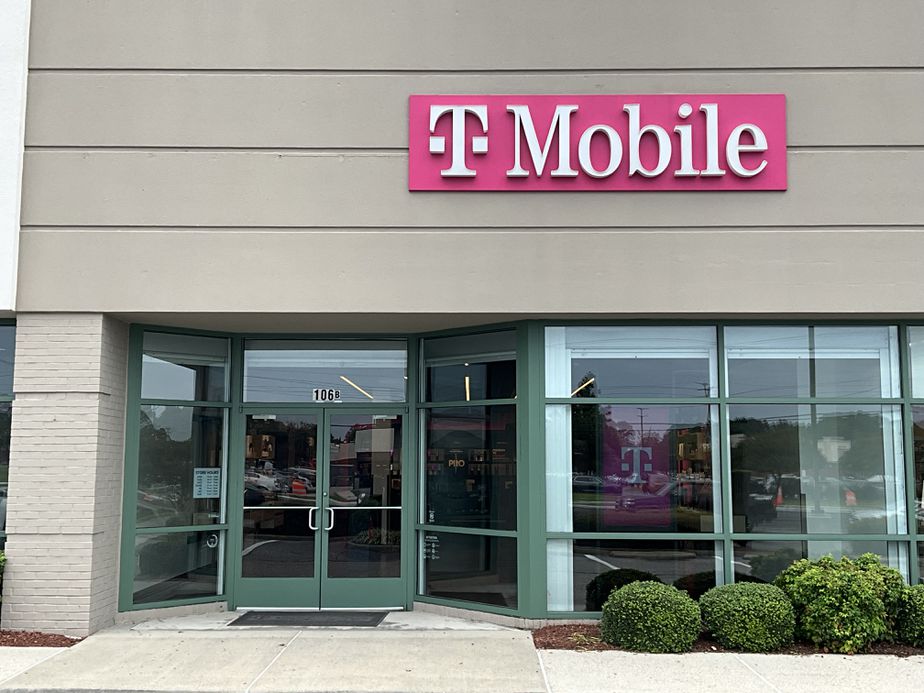 Exterior photo of T-Mobile Store at Hilltop South, Virginia Beach, VA