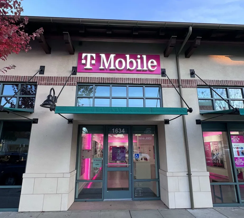 Foto del exterior de la tienda T-Mobile en Park St & Pacific Ave, Alameda, CA