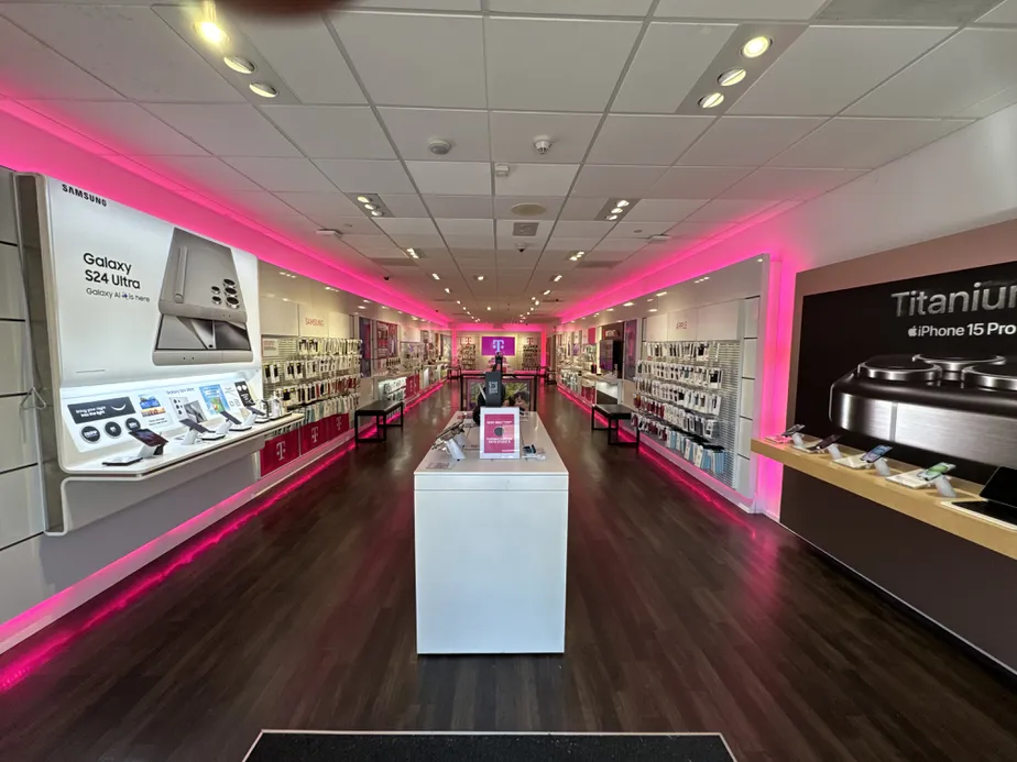 Foto del interior de la tienda T-Mobile en Cross County Mall, Yonkers, NY