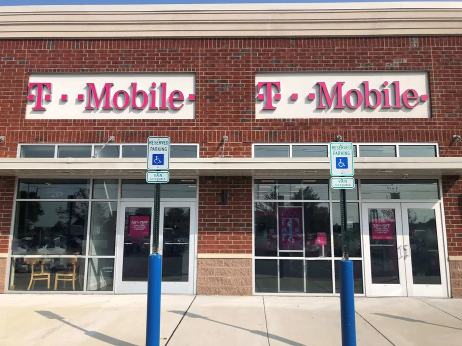 Exterior photo of T-Mobile store at Middletown Warwick Rd & Bunker Hill Rd, Middletown, DE