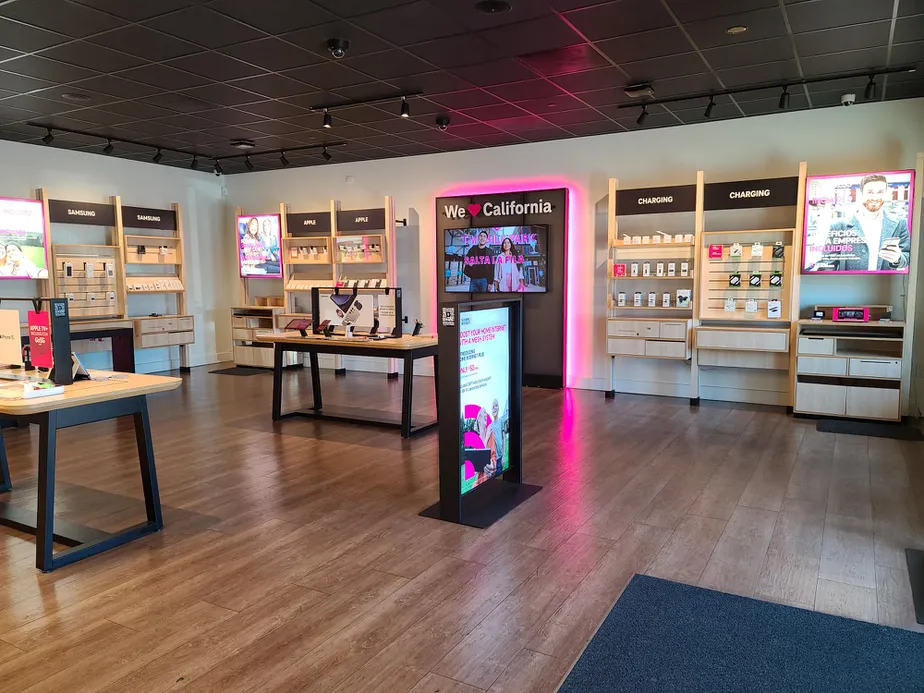 Foto del interior de la tienda T-Mobile en Harden Ranch, Salinas, CA