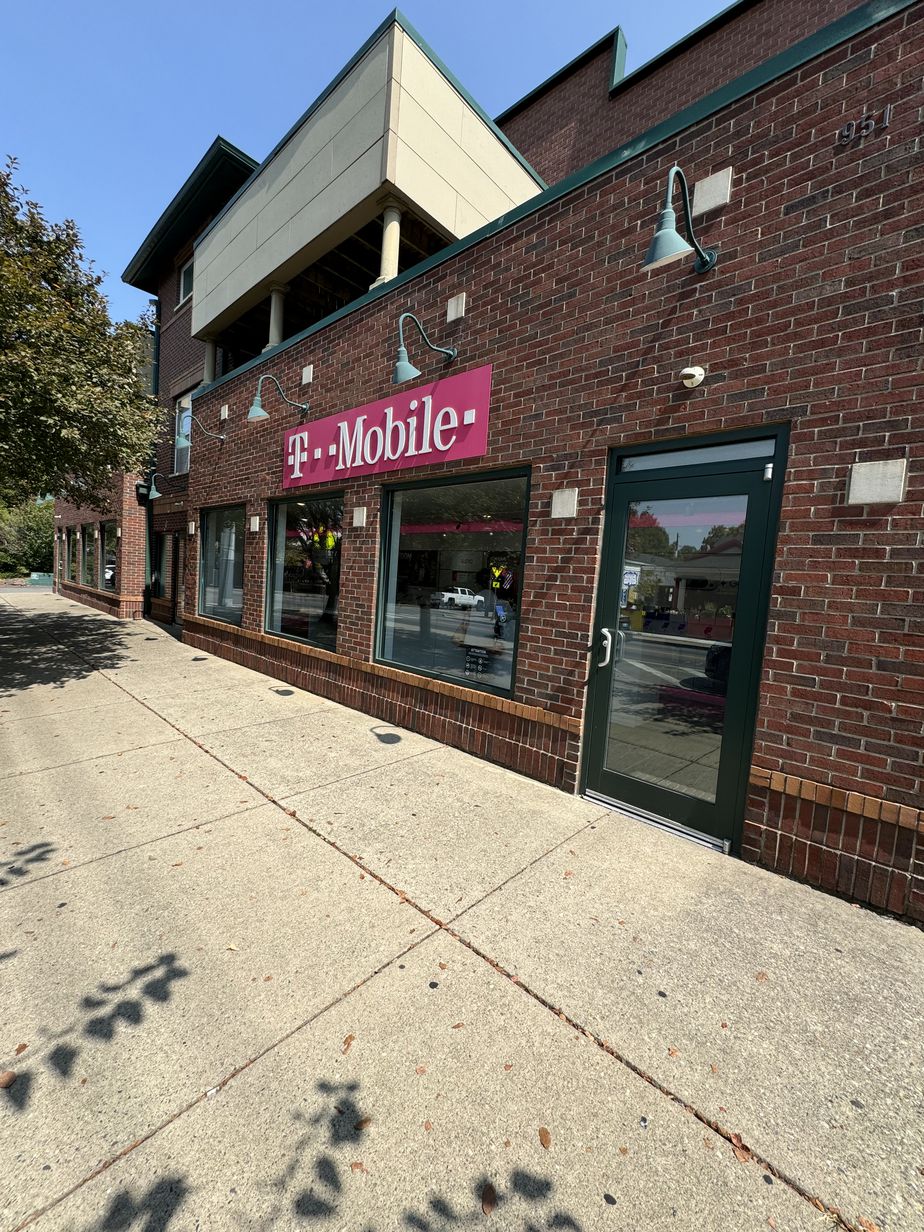 Exterior photo of T-Mobile Store at Baxter & Morton, Louisville, KY