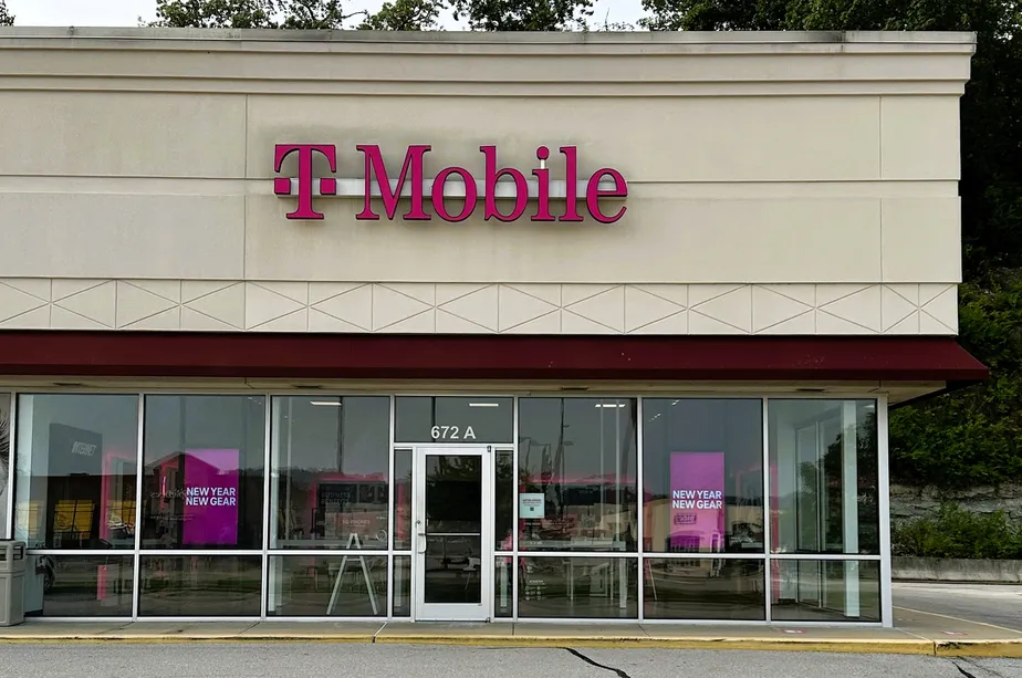 Foto del exterior de la tienda T-Mobile en Gravois Bluff Plaza, Fenton, MO
