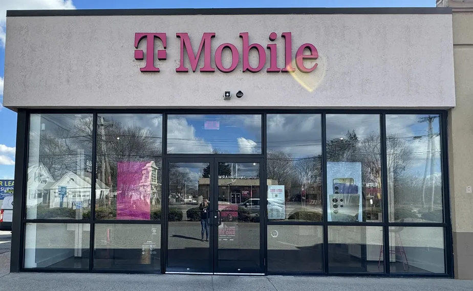 Foto del exterior de la tienda T-Mobile en Newport Ave & Beverage Hill Av, Pawtucket, RI