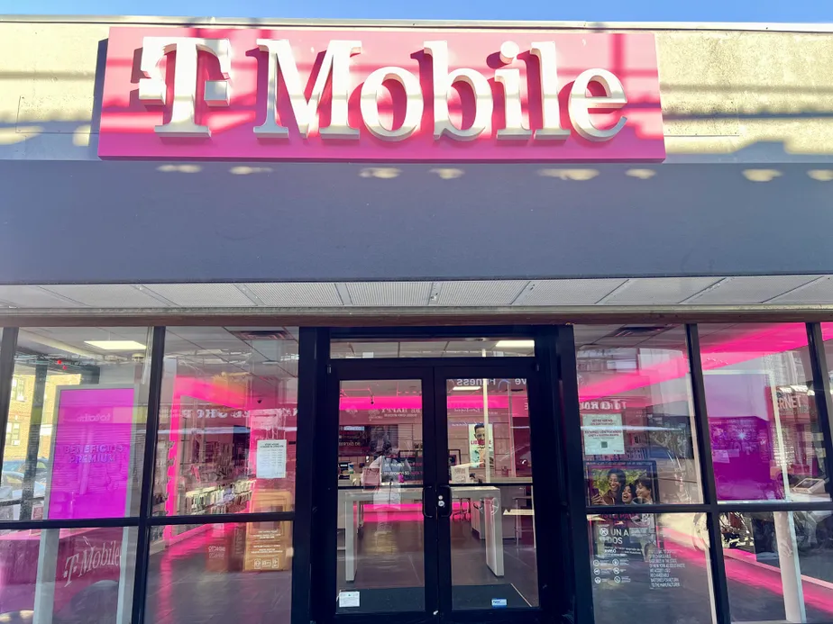 Foto del exterior de la tienda T-Mobile en 86th & Roosevelt Ave, Jackson Heights, NY