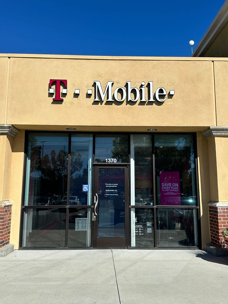 Exterior photo of T-Mobile Store at El Paseo De Saratoga & Campbell, San Jose, CA