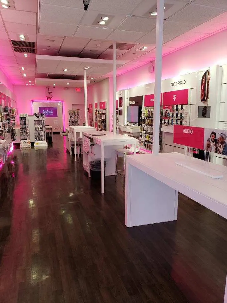 Foto del interior de la tienda T-Mobile en White Plains Rd & Lydig Avenue, The Bronx, NY
