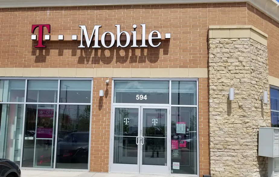 Exterior photo of T-Mobile store at North & Schmale, Carol Stream, IL
