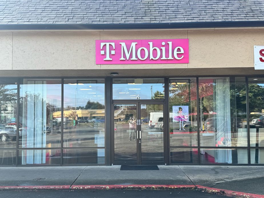Exterior photo of T-Mobile Store at 128th SW & 4th Ave, Everett, WA