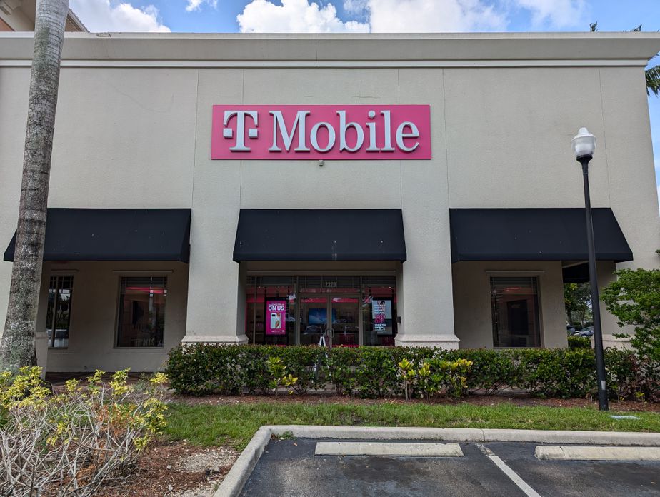 Exterior photo of T-Mobile Store at Miramar Pkwy & Flamingo Rd, Miramar, FL