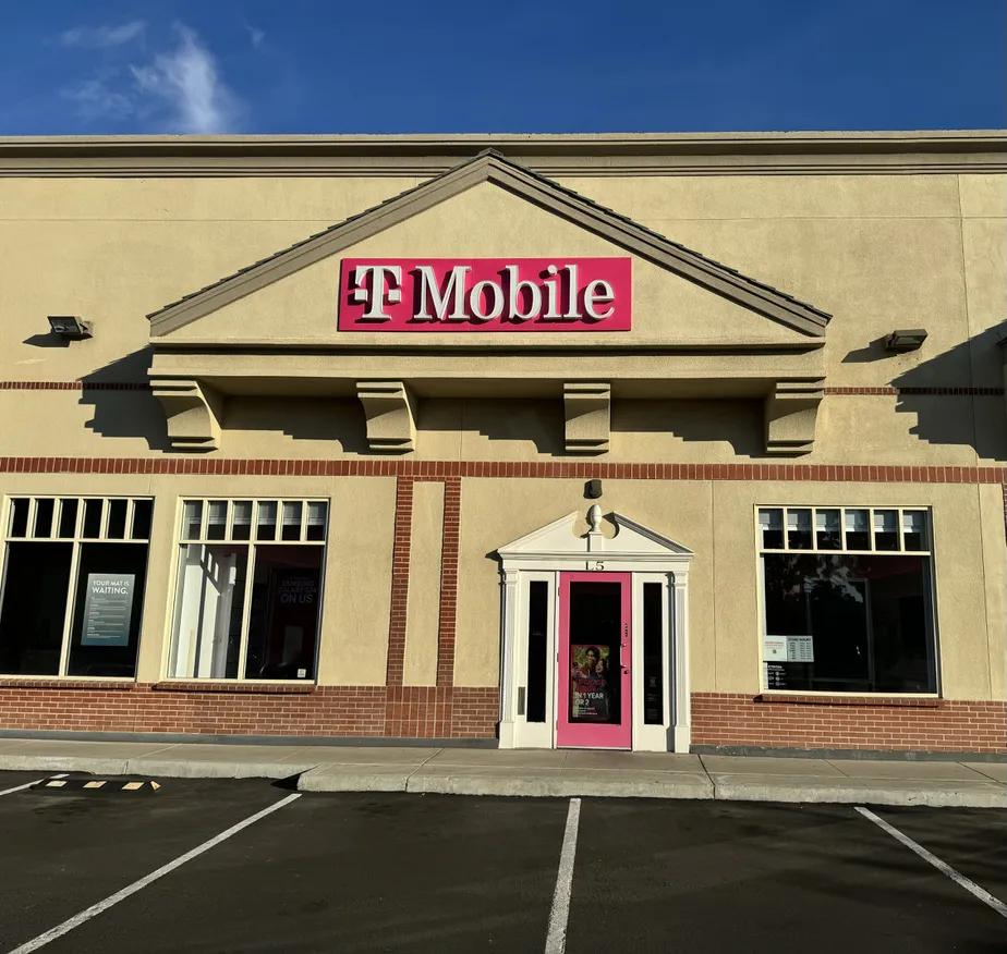 Foto del exterior de la tienda T-Mobile en The Marketplace On Ming, Bakersfield, CA