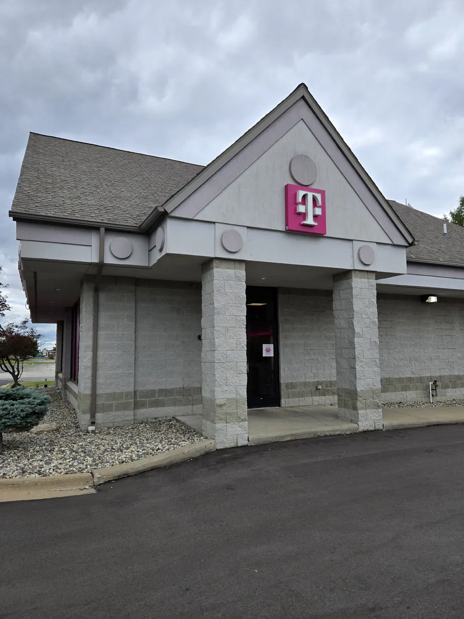 Interior photo of T-Mobile Store at Tittabawassee Rd & Fortune Blvd, Saginaw, MI 