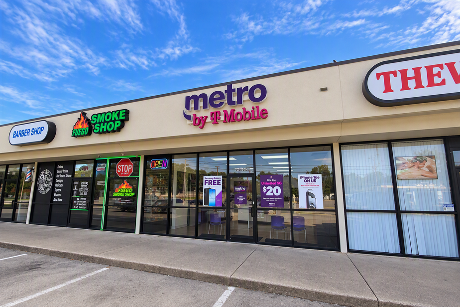 Metro by T-Mobile 2928 Valley View Ln - 2928 Valley View Ln