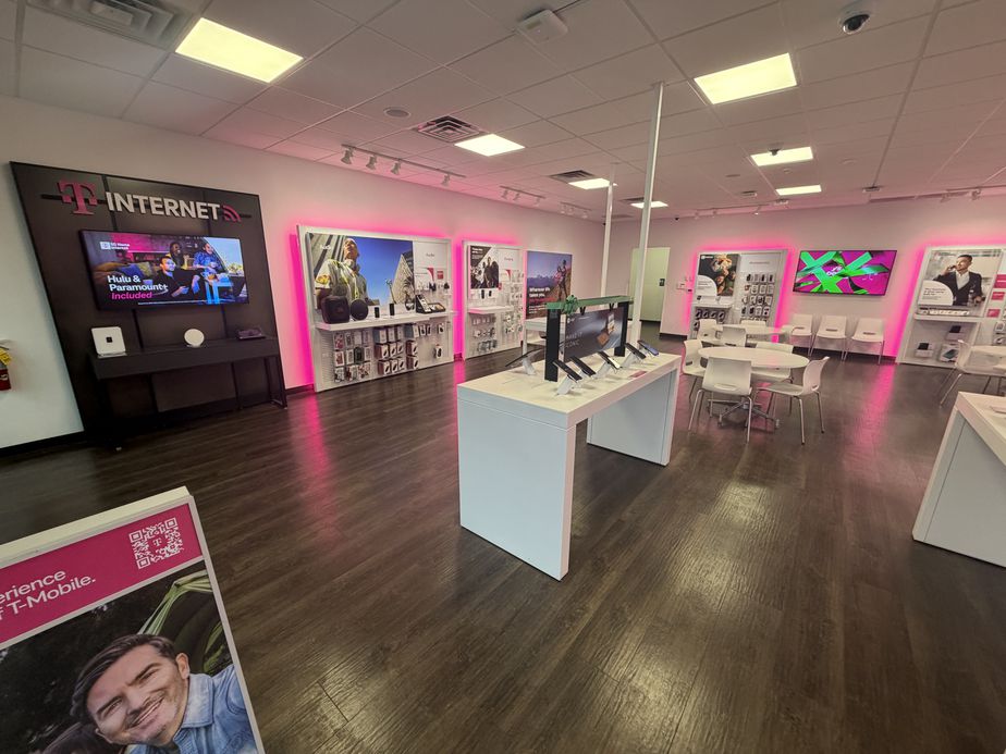  Interior photo of T-Mobile Store at Frey Ln & Lincoln Hwy, Fairview Heights, IL 