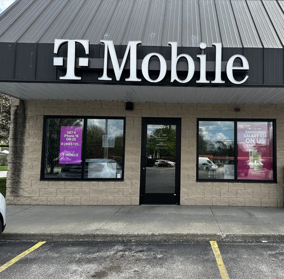  Exterior photo of T-Mobile Store at S Euclid Ave & W Ivy St, Bay City, MI 