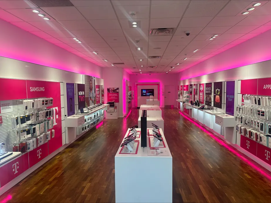 Foto del interior de la tienda T-Mobile en Northshore Mall - Main Level, Peabody, MA