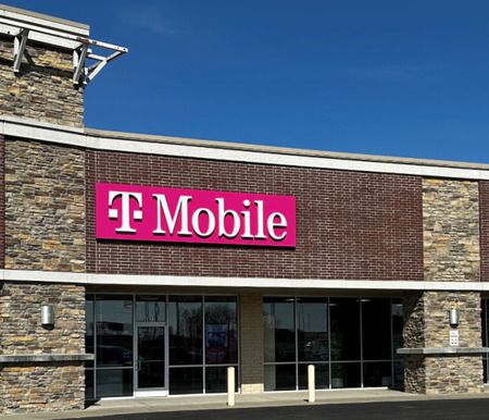 Exterior photo of T-Mobile Store at Lebanon Marketplace, Lebanon, MO