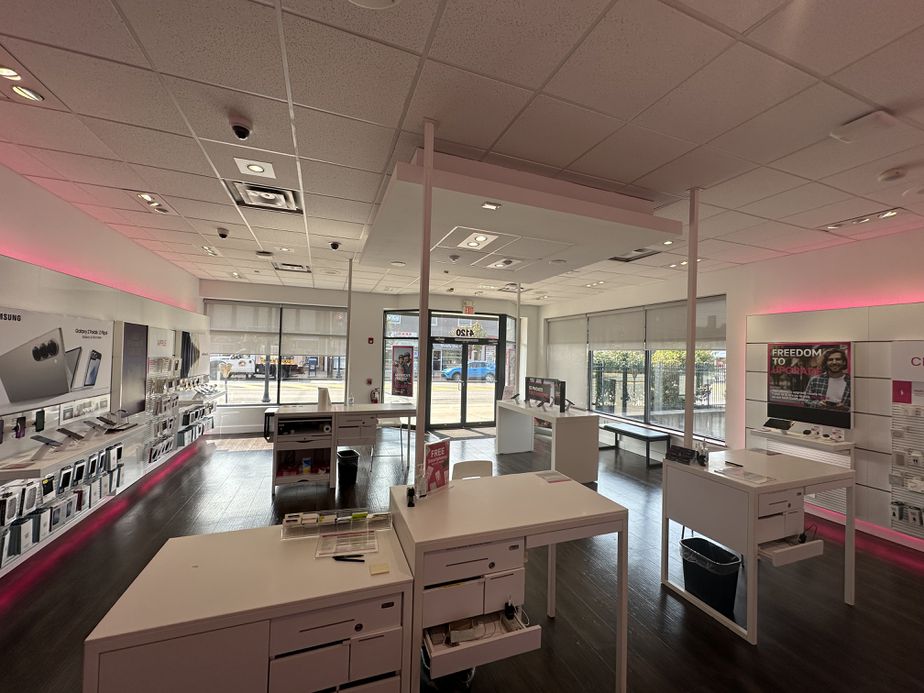Interior photo of T-Mobile Store at The Pointe, Pittsburgh, PA