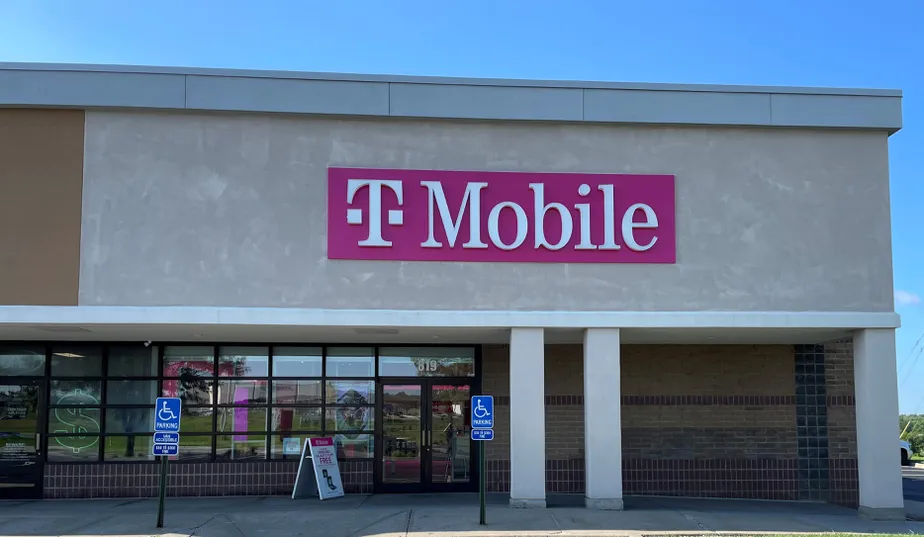 Exterior photo of T-Mobile Store at Barry Rd & US 169, Kansas City, MO