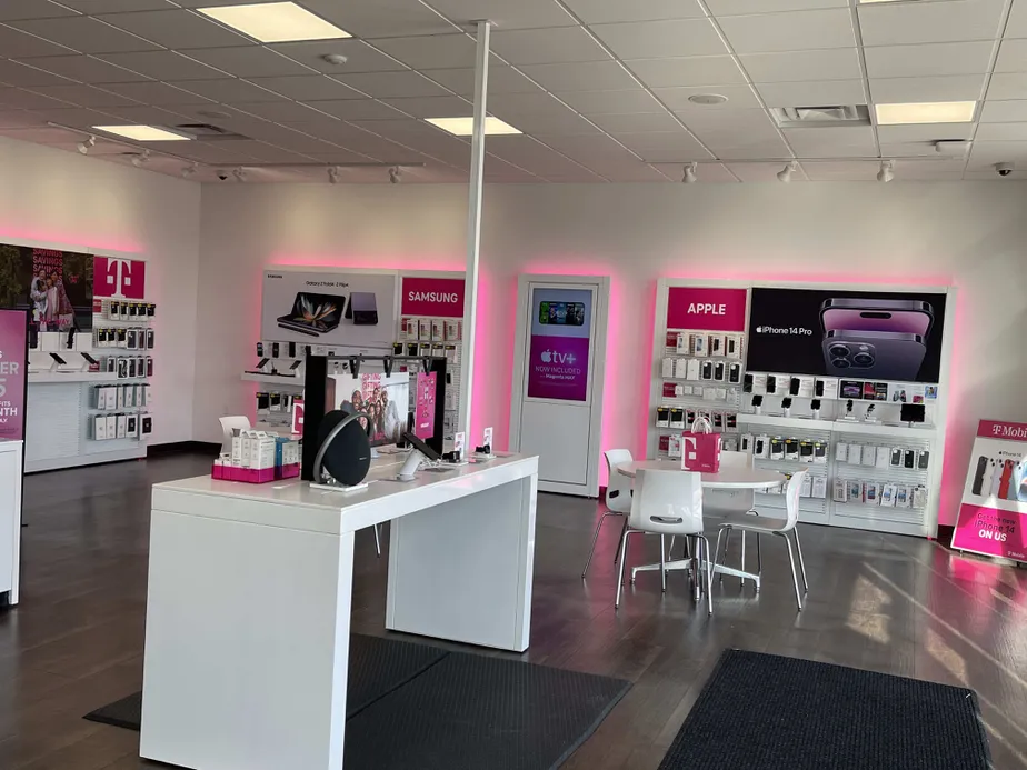 Foto del interior de la tienda T-Mobile en N Baltimore St & Hwy 6, Kirksville, MO