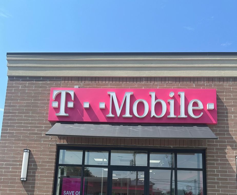 Exterior photo of T-Mobile Store at Van Dyke & 14 Mile, Sterling Heights, MI