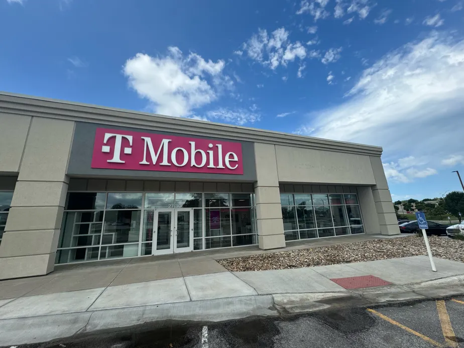  Exterior photo of T-Mobile Store at 140th & Center, Omaha, NE 