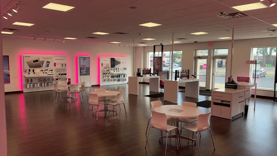 Interior photo of T-Mobile Store at Elida Rd & American Ave, Lima, OH 