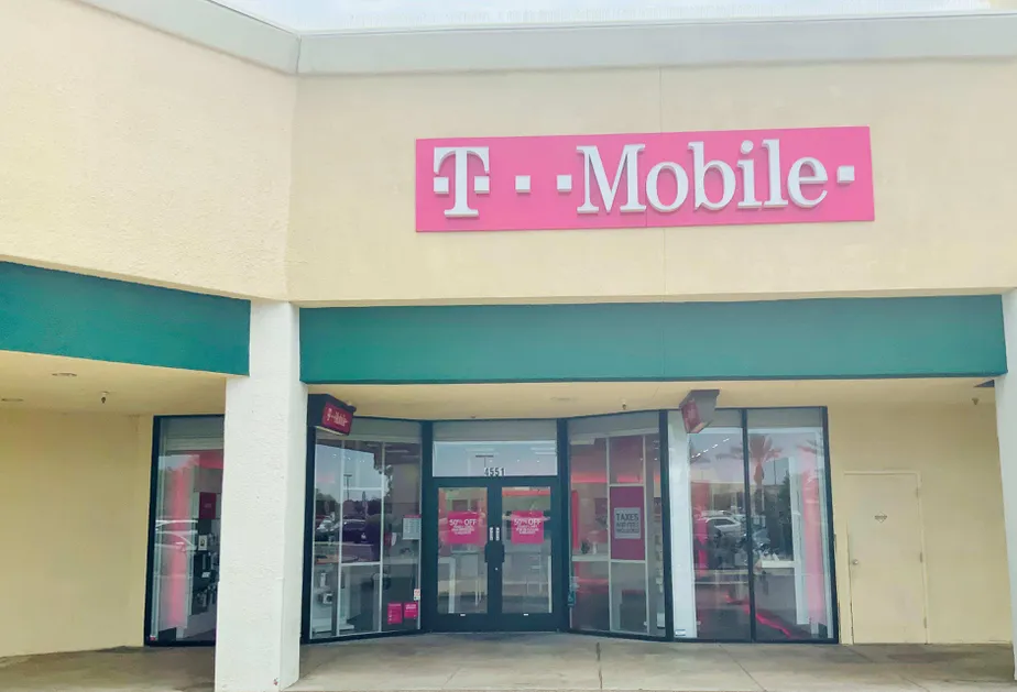 Foto del exterior de la tienda T-Mobile en Village Square I, Phoenix, AZ