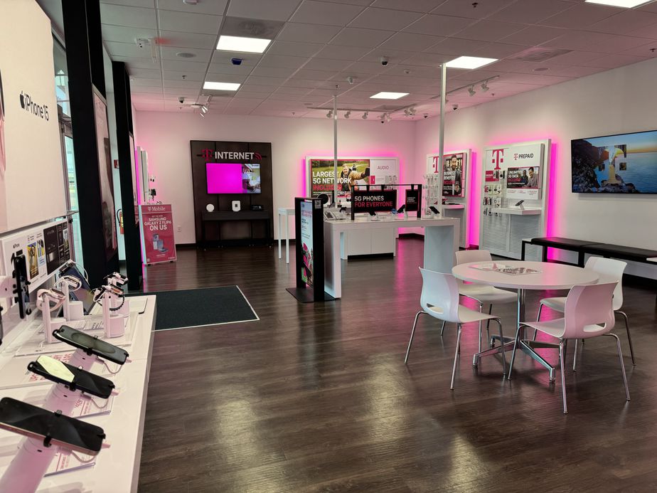 Interior photo of T-Mobile Store at Southland Mall, Houma, LA