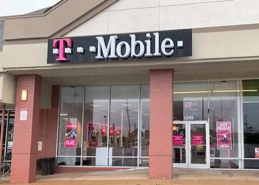 Exterior photo of T-Mobile store at Laclede & Watson, St Louis, MO