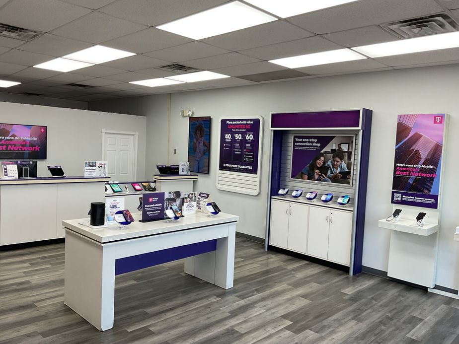 Metro by T-Mobile 4112 N High School Rd - 4112 N High School Rd 