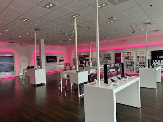 Foto del interior de la tienda T-Mobile en Bayou & 9th, Pensacola, FL